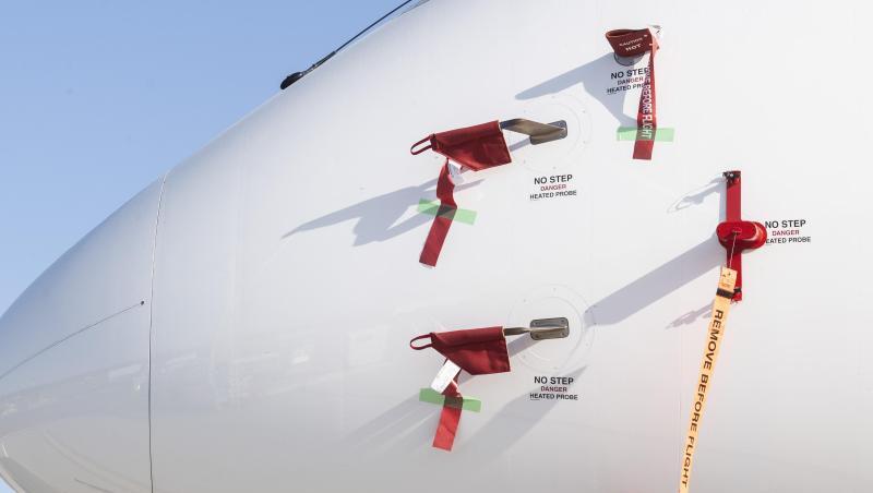 Bänder mit der Aufschrift "Remove Before Flight" (dt. Vor dem Flug entfernen) sind an einem Flugzeug der Schweizer Fluggesellschaft Swiss befestigt. Bänder mit der Aufschrift "Remove Before Flight" (dt. Vor dem Flug entfernen) sind an einem Flugzeug der Schweizer Fluggesellschaft Swiss befestigt.