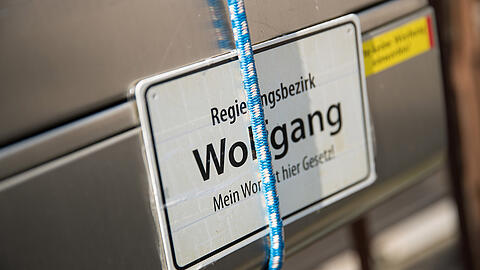 "Regierungsbezirk Wolfgang - Mein Wort ist hier Gesetz" ist auf dem Briefkasten am Anwesen des Angehörigen der "Reichsbürger"-Bewegung Wolfgang P. in Georgensgmünd zu lesen.