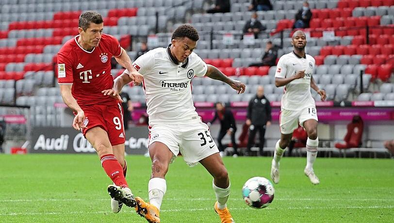 Das 3:0! Lewandowski nimmt ein Zuspiel von Costa auf und schiebt überlegt mit dem rechten Fuß ein. Das 3:0! Lewandowski nimmt ein Zuspiel von Costa auf und schiebt überlegt mit dem rechten Fuß ein.