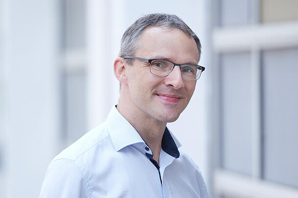 Kennt sich aus mit Hausnotrufen: Johann Aigner von den Johannitern. Kennt sich aus mit Hausnotrufen: Johann Aigner von den Johannitern.