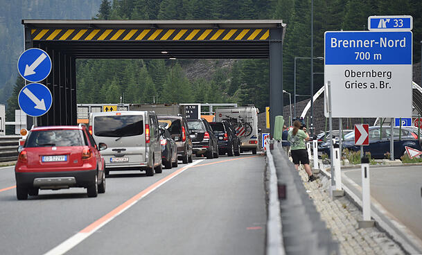 Autos fahren bei der Einreise von Italien nach Österreich in Richtung der Grenzkontrolle am Brennerpass. Durch den Ausbau der Schiene soll der Verkehr von der Straße zur Bahn verlagert werden. Autos fahren bei der Einreise von Italien nach Österreich in Richtung der Grenzkontrolle am Brennerpass. Durch den Ausbau der Schiene soll der Verkehr von der Straße zur Bahn verlagert werden.