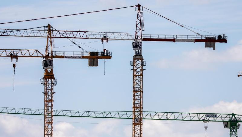 Am Laufen gehalten wird die deutsche Wirtschaft momentan vor allem vom Bauboom und der Konsumfreude der Verbraucher. Am Laufen gehalten wird die deutsche Wirtschaft momentan vor allem vom Bauboom und der Konsumfreude der Verbraucher.