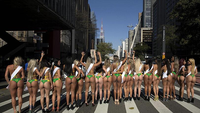 Kandidatinnen des "Miss BumBum"-Wettbewerbs während eines Fotoshootings in Sao Paulo. Kandidatinnen des "Miss BumBum"-Wettbewerbs während eines Fotoshootings in Sao Paulo.