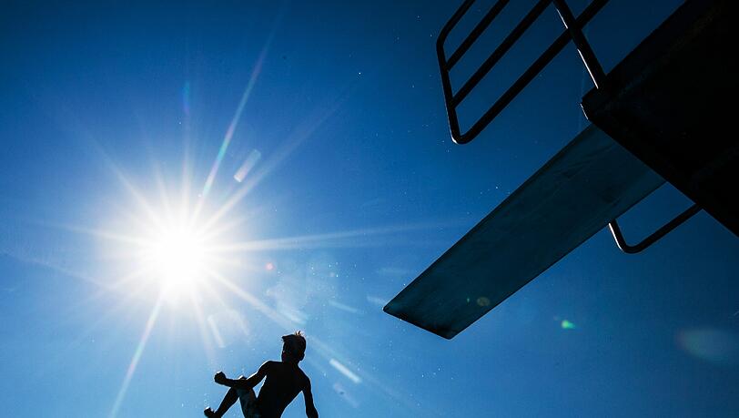 Der Sonnenschein und die warme Temperaturen bleiben Deutschland noch einige Tage erhalten. Höchsttemperaturen von erneut bis zu 32 Grad sollen keine Seltenheit sein. Foto: Christoph Schmidt Der Sonnenschein und die warme Temperaturen bleiben Deutschland noch einige Tage erhalten. Höchsttemperaturen von erneut bis zu 32 Grad sollen keine Seltenheit sein. Foto: Christoph Schmidt