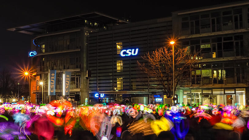 SEI DIE BRANDMAUER - Lightpainting bei der gleichlautenden Demo vor der CSU Zentrale in München. SEI DIE BRANDMAUER - Lightpainting bei der gleichlautenden Demo vor der CSU Zentrale in München.
