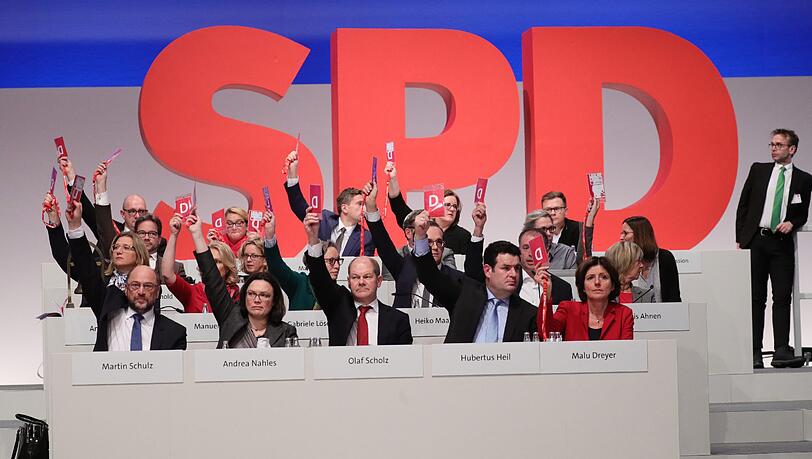Der Parteivorstand mit dem Vorsitzenden Martin Schulz stimmen über einen Juso-Antrag ab. Der Parteivorstand mit dem Vorsitzenden Martin Schulz stimmen über einen Juso-Antrag ab.