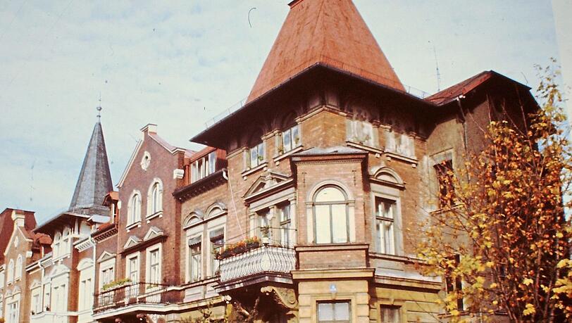 1977: Ein Schnappschuss der Häuserzeile an der Kaiserstraße. Inzwischen sind die Häuser alle saniert - und Käfer gibt es auch weniger. 1977: Ein Schnappschuss der Häuserzeile an der Kaiserstraße. Inzwischen sind die Häuser alle saniert - und Käfer gibt es auch weniger.