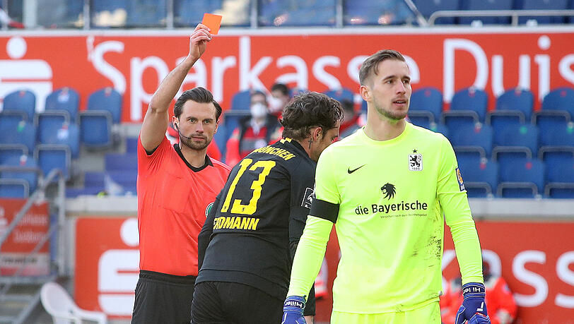 Dennis Erdmann (m.) ist gegen Duisburg vom Platz geflogen. Dennis Erdmann (m.) ist gegen Duisburg vom Platz geflogen.