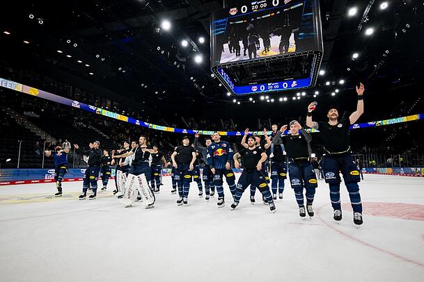 Die EHC-Cracks um Verteidiger Konrad Abeltshauser (r.) können mit dem 4:0-Erfolg über Nürnberg endlich wieder einen Heimsieg im SAP Garden bejubeln. Die EHC-Cracks um Verteidiger Konrad Abeltshauser (r.) können mit dem 4:0-Erfolg über Nürnberg endlich wieder einen Heimsieg im SAP Garden bejubeln.