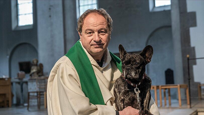 Pfarrer Rainer Maria Schießler mit seiner Hündin Pia in der St. Maximilian Kirche in München. Pfarrer Rainer Maria Schießler mit seiner Hündin Pia in der St. Maximilian Kirche in München.