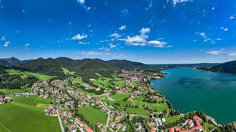 Eine Luftaufnahme von Bad Wiessee am Tegernsee. Hier entsteht aktuell ein Luxusresort, das 2029 eröffnen soll. Eine Luftaufnahme von Bad Wiessee am Tegernsee. Hier entsteht aktuell ein Luxusresort, das 2029 eröffnen soll.