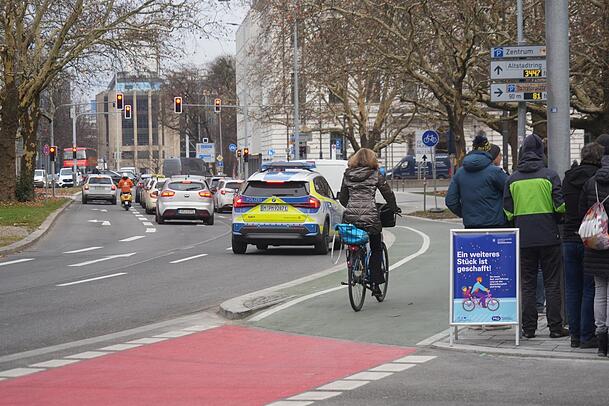 An der Kreuzung im Hintergrund endet der grüne Streifen abrupt. Entweder geht es über die Brienner Straße weiter oder über den Oskar-von-Miller-Ring Richtung Maxvorstadt und Garching. An der Kreuzung im Hintergrund endet der grüne Streifen abrupt. Entweder geht es über die Brienner Straße weiter oder über den Oskar-von-Miller-Ring Richtung Maxvorstadt und Garching.