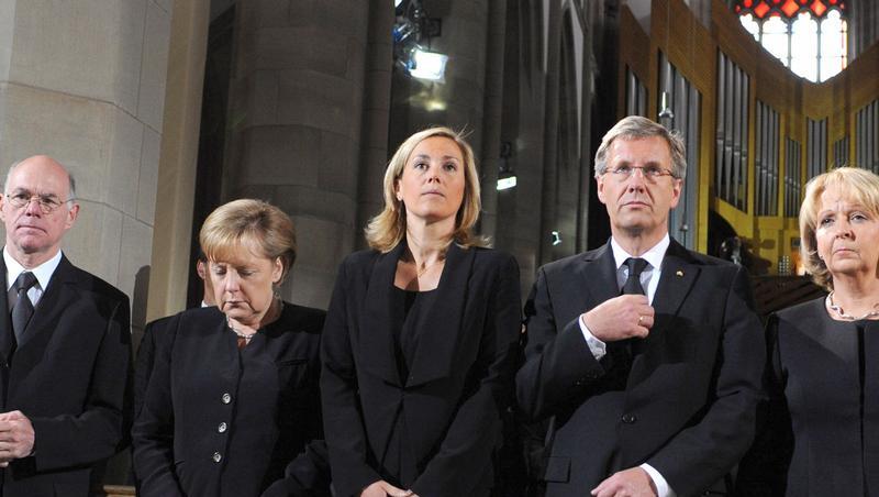Bei der Trauerfeier: Bundestagspräsident Lammert, Kanzlerin Merkel und Bundespräsident Wulff Bei der Trauerfeier: Bundestagspräsident Lammert, Kanzlerin Merkel und Bundespräsident Wulff