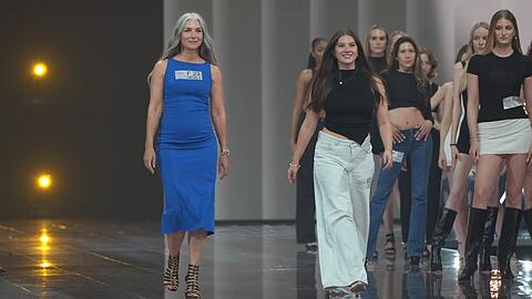 Ursula (56) findet: "Früher war ab 50 alles vorbei. Die Zeiten haben sich geändert!". Heidi Klum gibt ihr Recht und lässt sie und weitere "Bestagerinnen" in die nächste Runde. Ursula (56) findet: "Früher war ab 50 alles vorbei. Die Zeiten haben sich geändert!". Heidi Klum gibt ihr Recht und lässt sie und weitere "Bestagerinnen" in die nächste Runde.