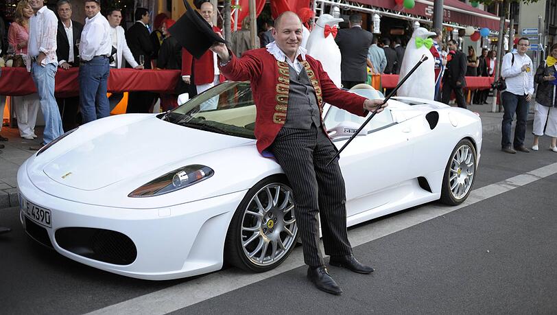 Posiert mit Zylinder: Michael Ecker im Jahr 2008 mit seinem Ferrari F430 Posiert mit Zylinder: Michael Ecker im Jahr 2008 mit seinem Ferrari F430