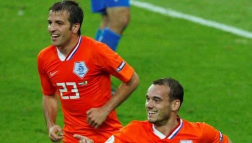 Wesley Sneijder (vorn) und Rafael van der Vaart im Oranje-Trikot. Bei Real Madrid stehen die beiden Niederländer vor dem Aus. Wesley Sneijder (vorn) und Rafael van der Vaart im Oranje-Trikot. Bei Real Madrid stehen die beiden Niederländer vor dem Aus.