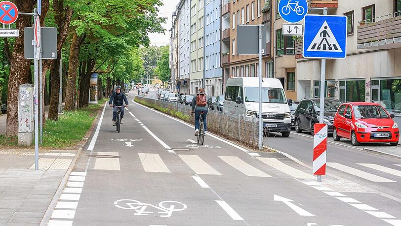 Mehr Orientierung und damit mehr Sicherheit soll der neue Mittelstreifen auf dem Radweg bringen. Mehr Orientierung und damit mehr Sicherheit soll der neue Mittelstreifen auf dem Radweg bringen.