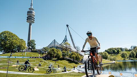 Jan Bruns testet jedes Jahr auf dem Olympiagelände ebenfalls einige Räder. Schließlich muss man ja wissen, worüber man spricht. Im Bild fährt er ein „Fully“, also ein vollgefedertes sowie elektrisches Mountainbike. Jan Bruns testet jedes Jahr auf dem Olympiagelände ebenfalls einige Räder. Schließlich muss man ja wissen, worüber man spricht. Im Bild fährt er ein „Fully“, also ein vollgefedertes sowie elektrisches Mountainbike.