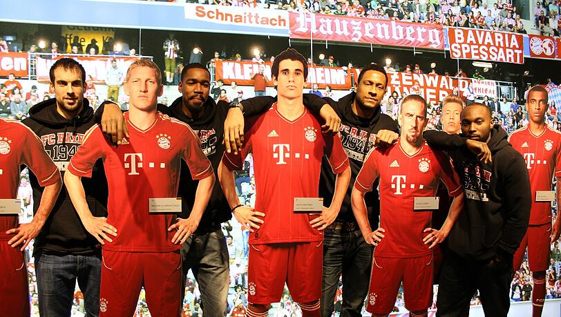 Die Basketballer (v.l.) Yotam Halperin, Brandon Thomas, Lawrence Roberts und Tyrese Rice – mit ihren prominenten Vereinskollegen. Die Basketballer (v.l.) Yotam Halperin, Brandon Thomas, Lawrence Roberts und Tyrese Rice – mit ihren prominenten Vereinskollegen.