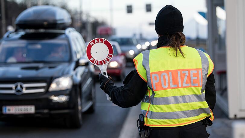 Grenzkontrollen: Polizisten ziehen immer wieder Schleuser aus dem Verkehr - wie hier bei Schwarzbach an der Autobahn Salzburg-München (A8) Grenzkontrollen: Polizisten ziehen immer wieder Schleuser aus dem Verkehr - wie hier bei Schwarzbach an der Autobahn Salzburg-München (A8)