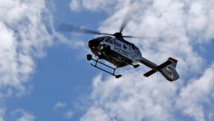 An der Großfahndung nach dem oder den Täter(n) war auch ein Polizeihubschrauber beteiligt. (Archivfoto) An der Großfahndung nach dem oder den Täter(n) war auch ein Polizeihubschrauber beteiligt. (Archivfoto)
