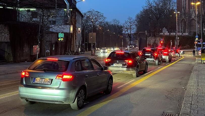 Mega-Stau im Berufsverkehr? Ein Gutachten verrät, wie es wirklich um die Situation am Giesinger Berg steht, die SPD will davon aktuell wohl aber nicht wissen, Mega-Stau im Berufsverkehr? Ein Gutachten verrät, wie es wirklich um die Situation am Giesinger Berg steht, die SPD will davon aktuell wohl aber nicht wissen,