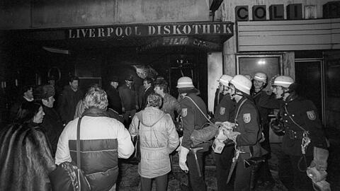 Acht Personen werden bei einem tödlichen Brandanschlag auf die Münchner Diskothek Liverpool verletzt und eine Angestellte eriegt später ihren schweren Verletzungen. Die Ermittlungen führen damals zur rechtsextremen „Gruppe Ludwig“. Acht Personen werden bei einem tödlichen Brandanschlag auf die Münchner Diskothek Liverpool verletzt und eine Angestellte eriegt später ihren schweren Verletzungen. Die Ermittlungen führen damals zur rechtsextremen „Gruppe Ludwig“.
