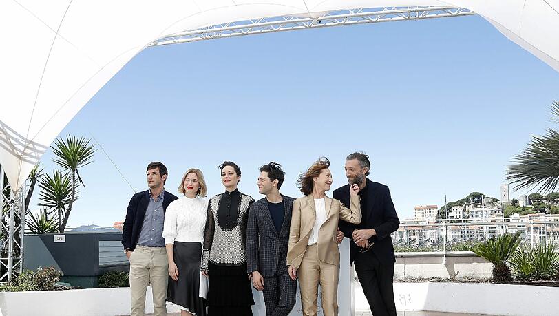 Was für ein Aufgebot! Gaspard Ulliel (links) Léa Seydoux, Marion Cotillard, Regisseur Xavier Dolan, Nathalie Baye und Vincent Cassel. Was für ein Aufgebot! Gaspard Ulliel (links) Léa Seydoux, Marion Cotillard, Regisseur Xavier Dolan, Nathalie Baye und Vincent Cassel.