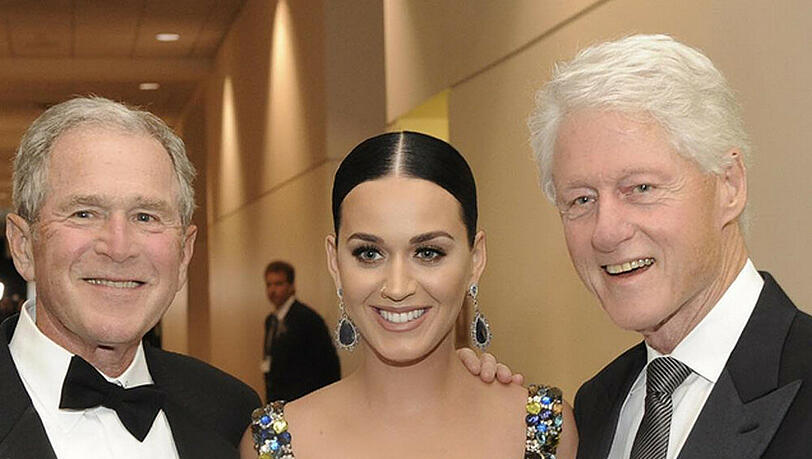 Popstar Perry zwischen den Ex-Präsidenten Bill Clinton (r.) und George W. Bush Popstar Perry zwischen den Ex-Präsidenten Bill Clinton (r.) und George W. Bush