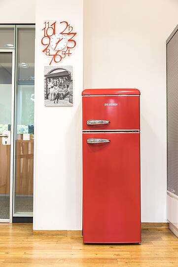 Kühlschrank für alle: Geburtstagskuchen, Brotzeit oder die Flasche Sekt für besondere Anlässe (nach Feierabend) haben hier Platz. Kühlschrank für alle: Geburtstagskuchen, Brotzeit oder die Flasche Sekt für besondere Anlässe (nach Feierabend) haben hier Platz.