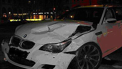 Der fährt erstmal nicht mehr: Den weißen 5er BMW hat es ganz schön zusmammen gedrückt Der fährt erstmal nicht mehr: Den weißen 5er BMW hat es ganz schön zusmammen gedrückt