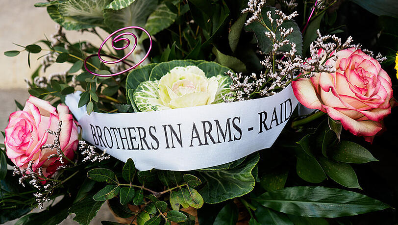 Auf einem Blumenkranz ist die Aufschrift "Brothers in Arms" (Waffenbrüder) der Spezialeinheit RAID (Recherche, Assistance, Intervention, Dissuasion) der französischen "Police nationale" zu sehen. Auf einem Blumenkranz ist die Aufschrift "Brothers in Arms" (Waffenbrüder) der Spezialeinheit RAID (Recherche, Assistance, Intervention, Dissuasion) der französischen "Police nationale" zu sehen.