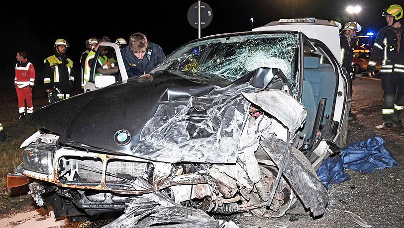 Der Fahrer konnte schwer verletzt ins Krankenhaus gebracht werden. Der Fahrer konnte schwer verletzt ins Krankenhaus gebracht werden.