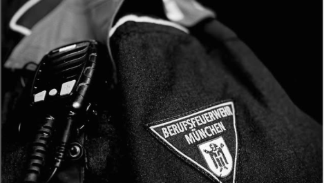 Mit diesem Schwarz-Weiß-Foto trauert die Berufsfeuerwehr München im Internet um ihren verstorbenen Kollegen. Mit diesem Schwarz-Weiß-Foto trauert die Berufsfeuerwehr München im Internet um ihren verstorbenen Kollegen.