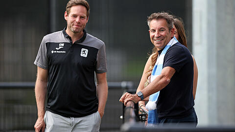 Ambitioniertes Ziel, aber der Oberlöwe glaubt daran: Gernot Mang (r., mit Sportgeschäftsführer Christian Werner) will das Grünwalder Stadion auf 25.000 Plätze ausbauen lassen. Ambitioniertes Ziel, aber der Oberlöwe glaubt daran: Gernot Mang (r., mit Sportgeschäftsführer Christian Werner) will das Grünwalder Stadion auf 25.000 Plätze ausbauen lassen.