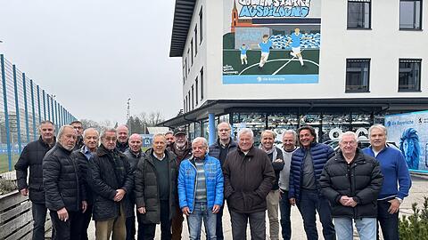 Wenn die lebenden Legenden im Stüberl vorbeischauen: Die Stammtisch-Runde um die Meisterlöwen Heiß, Patzke und Reich. Wenn die lebenden Legenden im Stüberl vorbeischauen: Die Stammtisch-Runde um die Meisterlöwen Heiß, Patzke und Reich.