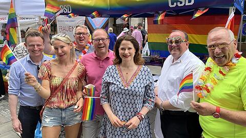 Gute Laune am CSU-CSD-Stand. Doch aktuell gibt es wenig Grund zum Feiern. Gute Laune am CSU-CSD-Stand. Doch aktuell gibt es wenig Grund zum Feiern.