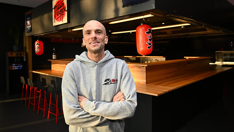 Erim Kreidel hat die Einrichtung im typisch japanischen Stil gestaltet. Ein paar Plätze gibt es auch an der Bar. Dort kann man den Mitarbeitern bei der Ramen-Arbeit zuschauen. Insgesamt bietet der Munch Market im Gasteig rund 170 Plätze. Diese sind im Moment heiß begehrt. Erim Kreidel hat die Einrichtung im typisch japanischen Stil gestaltet. Ein paar Plätze gibt es auch an der Bar. Dort kann man den Mitarbeitern bei der Ramen-Arbeit zuschauen. Insgesamt bietet der Munch Market im Gasteig rund 170 Plätze. Diese sind im Moment heiß begehrt.