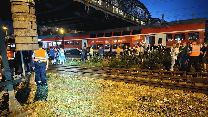 Im defekten Regionalzug befanden sich rund 300 Fahrgäste. Im defekten Regionalzug befanden sich rund 300 Fahrgäste.