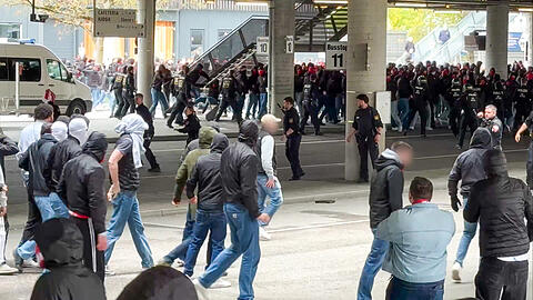 Polizisten gehen gegen vermummte, gewaltbereite Fans vor. Rivalisierende Fußballfans des VfB Stuttgart und des FC Bayern haben sich eine Massenschlägerei geliefert. Wie eine Sprecherin der Polizei bestätigte, wurden dabei mehrere Menschen verletzt, darunter auch Polizisten. Polizisten gehen gegen vermummte, gewaltbereite Fans vor. Rivalisierende Fußballfans des VfB Stuttgart und des FC Bayern haben sich eine Massenschlägerei geliefert. Wie eine Sprecherin der Polizei bestätigte, wurden dabei mehrere Menschen verletzt, darunter auch Polizisten.