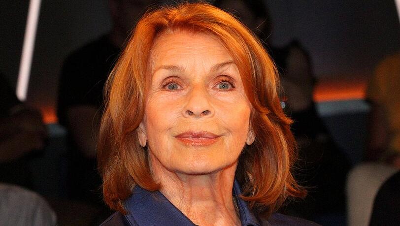Senta Berger erholt sich gerade von ihrem Oberschenkelbruch in der Reha. Jetzt hatte sie Ausgang für einen besonderen Abend, den ihr Sohn organisiert hat. Senta Berger erholt sich gerade von ihrem Oberschenkelbruch in der Reha. Jetzt hatte sie Ausgang für einen besonderen Abend, den ihr Sohn organisiert hat.