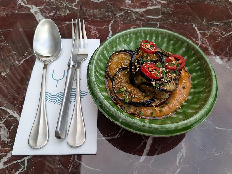 Eine Vorspeise im Ya: Aubergine kalt serviert in einer pikanten Chili-Koriander-Sesamöl-Vinaigrette. Eine Vorspeise im Ya: Aubergine kalt serviert in einer pikanten Chili-Koriander-Sesamöl-Vinaigrette.