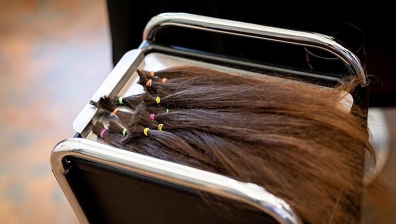 Diese Haare sollen mal ein krebskrankes Kind glücklich machen. Diese Haare sollen mal ein krebskrankes Kind glücklich machen.