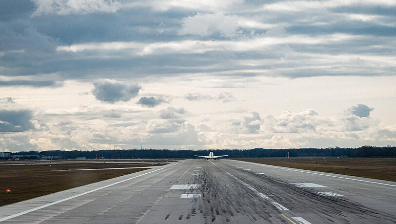 Ein Flugzeug kurz vor dem Abheben auf einer der zwei Start- und Landebahnen am Flughafen München. Ein Flugzeug kurz vor dem Abheben auf einer der zwei Start- und Landebahnen am Flughafen München.
