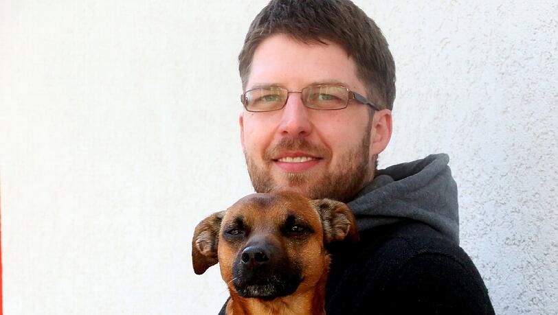 Beim Fototermin mit der AZ war er ganz brav: Mischling Pico mit Besitzer Christian Scheider. Jetzt muss Herrchen wegen Ruhestörung 100 Euro Buße zahlen. Beim Fototermin mit der AZ war er ganz brav: Mischling Pico mit Besitzer Christian Scheider. Jetzt muss Herrchen wegen Ruhestörung 100 Euro Buße zahlen.