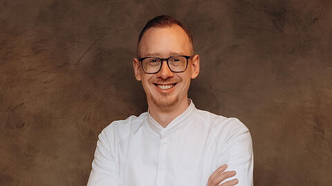 Kevin Romes ist "der Neue" in der Küche des legendären Münchner Luxushotels Bayerischer Hof. Mit seiner Küchenmannschaft will er dem Traditionshaus auch heuer wieder zwei Michelin-Sterne erkochen. Kevin Romes ist "der Neue" in der Küche des legendären Münchner Luxushotels Bayerischer Hof. Mit seiner Küchenmannschaft will er dem Traditionshaus auch heuer wieder zwei Michelin-Sterne erkochen.