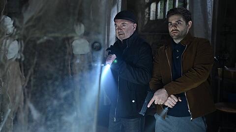 "Ein starkes Team: Das letzte Opfer": Otto Garber (Florian Martens, l.) und Nils Makowski (Lucas Reiber) bietet sich ein schockierender Anblick. "Ein starkes Team: Das letzte Opfer": Otto Garber (Florian Martens, l.) und Nils Makowski (Lucas Reiber) bietet sich ein schockierender Anblick.