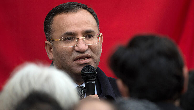 Vize-Ministerpräsident Bekir Bozdag polterte gegen deutsche Spitzenpolitiker. Vize-Ministerpräsident Bekir Bozdag polterte gegen deutsche Spitzenpolitiker.