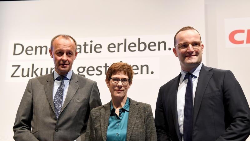 Ex-Unionsfraktionschef Merz neben CDU-Generalsekretärin Kramp-Karrenbauer und Gesundheitsminister Spahn in Lübeck auf der Bühne. Ex-Unionsfraktionschef Merz neben CDU-Generalsekretärin Kramp-Karrenbauer und Gesundheitsminister Spahn in Lübeck auf der Bühne.