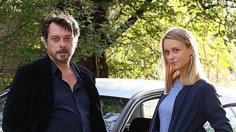 "Landkrimi: Steirerrausch": LKA-Kommissar Sascha Bergmann (Hary Prinz) mit seiner Kollegin Anni Sulmtaler (Anna Unterberger). "Landkrimi: Steirerrausch": LKA-Kommissar Sascha Bergmann (Hary Prinz) mit seiner Kollegin Anni Sulmtaler (Anna Unterberger).